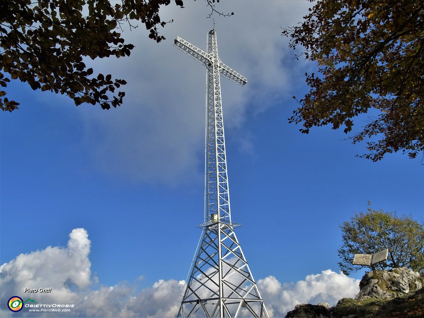 51 Croce dello Zucco e a dx ricordo della guida alpina Antonio Baroni di Sussia-San Pellegrino Terme.JPG